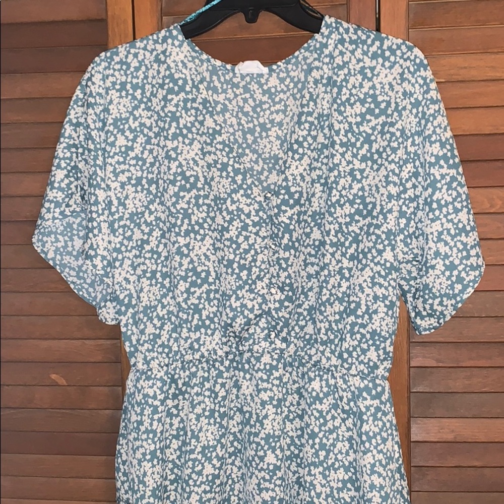 💕Ditsy Floral Shirt Size Medium